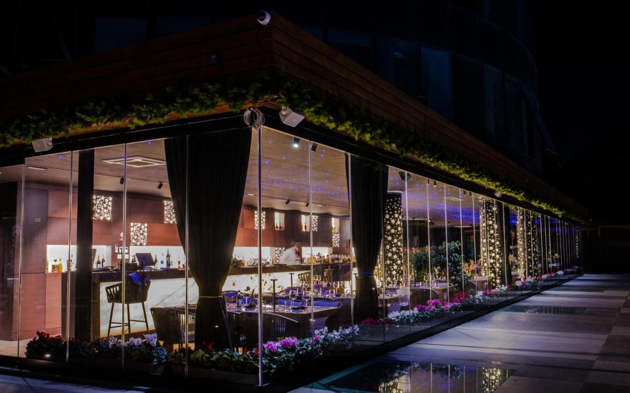 Arka Art Hotel Kashari Exterior foto The restaurant at night