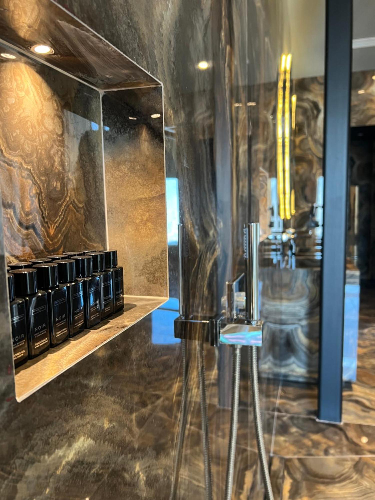 Arka Art Hotel Kashari Exterior foto A typical shower