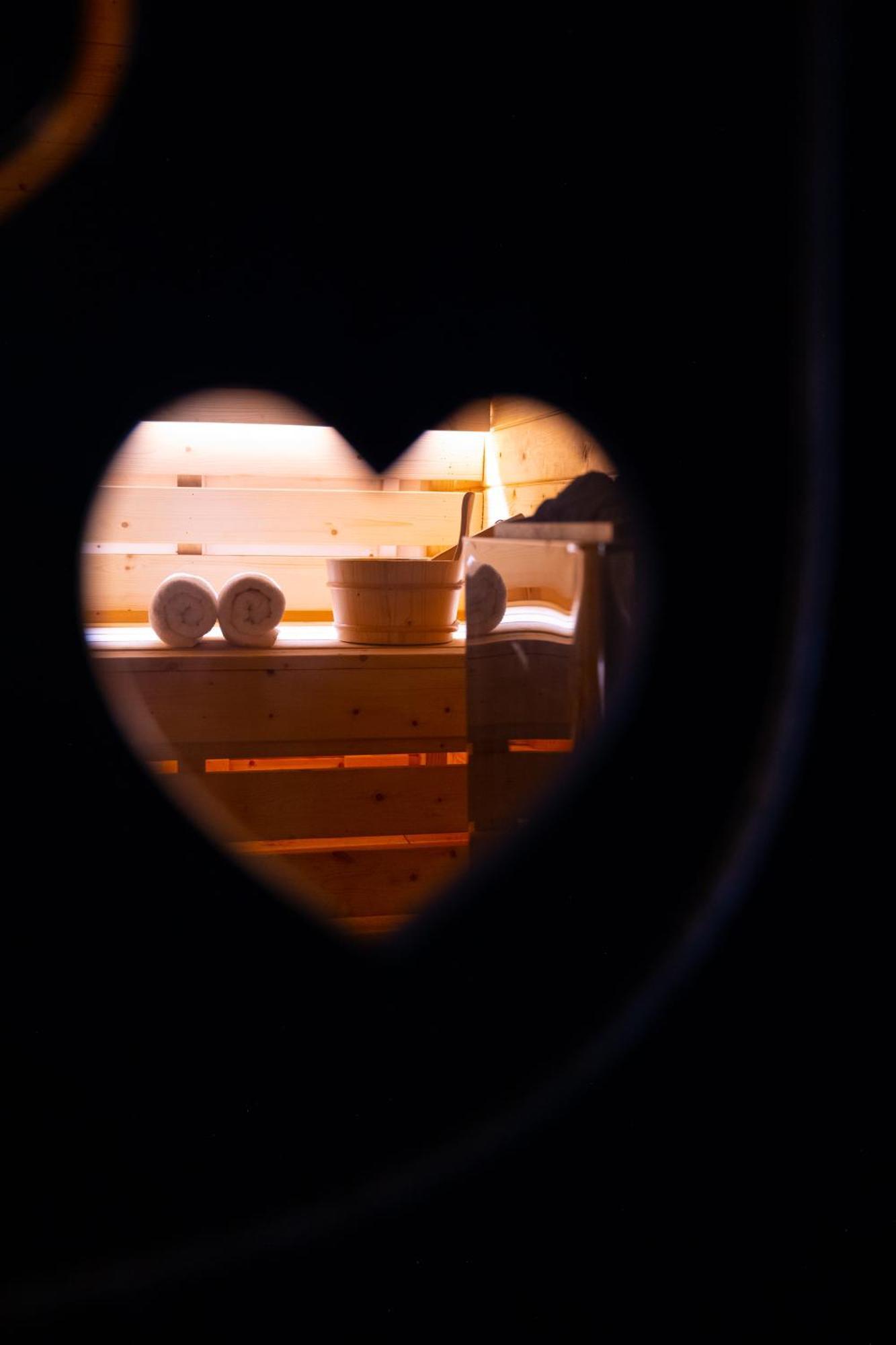 Arka Art Hotel Kashari Exterior foto A heart-shaped hole in a sauna door