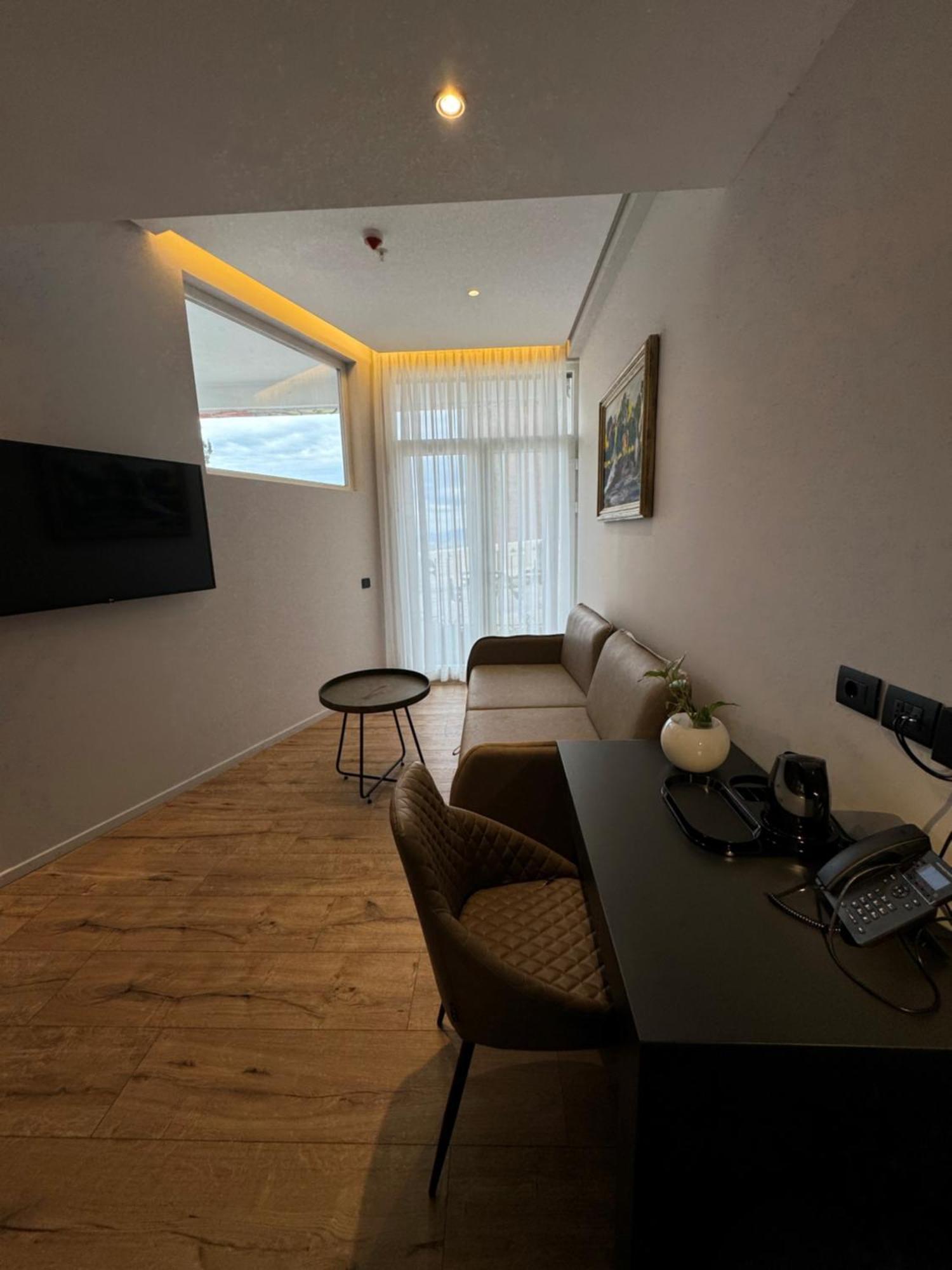 Arka Art Hotel Kashari Exterior foto A room at the hotel